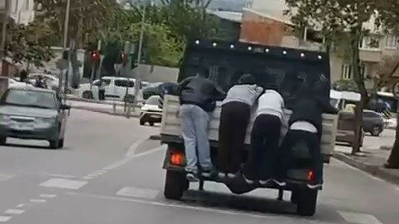 Bursa’da gençlerin tehlikeli yolculuğu Bursa’da gençlerin tehlikeli yolculuğu