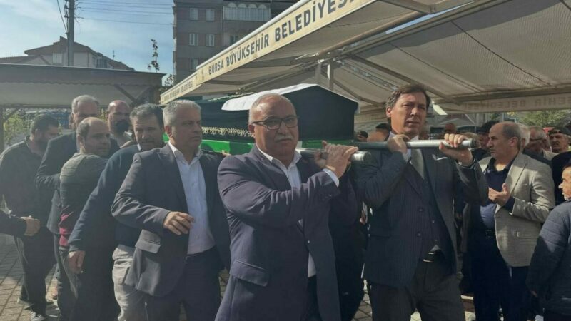 Bursa’da şehit babası son yolculuğuna uğurlandı Bursa’nın İnegöl ilçesinde geçirdiği kalp krizi sonucu hayatını kaybeden şehit