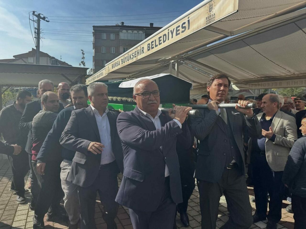 Bursa’da şehit babası son yolculuğuna uğurlandı Bursa’da şehit babası son yolculuğuna uğurlandı