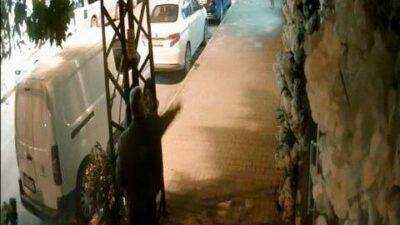 Bursa’da ilginç olay: Dükkanın camlarına yumurta fırlattı