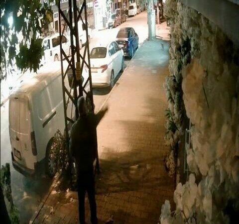 Bursa’nın İnegöl ilçesinde kimliği belirsiz bir şahıs, kapalı olan kuaförün