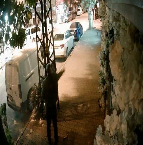 Bursa’da ilginç olay: Dükkanın camlarına yumurta fırlattı Bursa’da ilginç olay: Dükkanın camlarına yumurta fırlattı