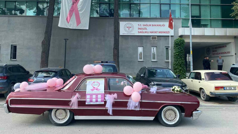 Bursa’da klasik otomobil ile meme kanserine dikkat çekti