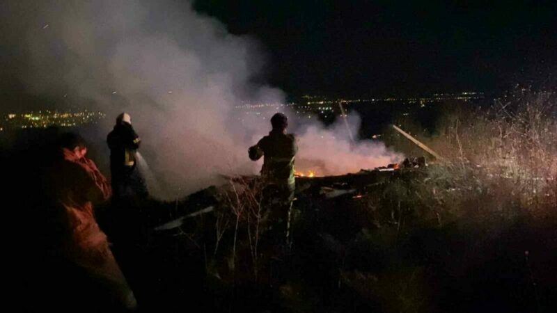 Bursa’nın İnegöl ilçesinde tarladaki iki baraka alev alev yandı.