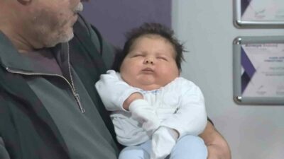 Bursa’da kucağa sığmayan mutluluk: Türkiye’nin en büyük bebeği olarak doğdu