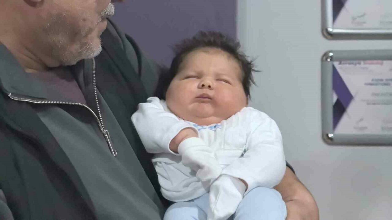 Bursa’da kucağa sığmayan mutluluk: Türkiye’nin en büyük bebeği olarak doğdu