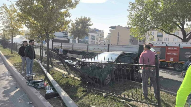 Bursa’da makas dehşeti Bursa’nın İnegöl ilçesinde makas atmaya kalkan otomobil, aydınlatma direğine, ağaca