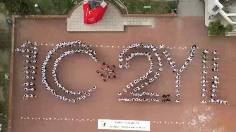 Bursa’da öğrenciler Cumhuriyet’in 102. yılını çizdi Bursa’da öğrenciler Cumhuriyet’in 102. yılını çizdi