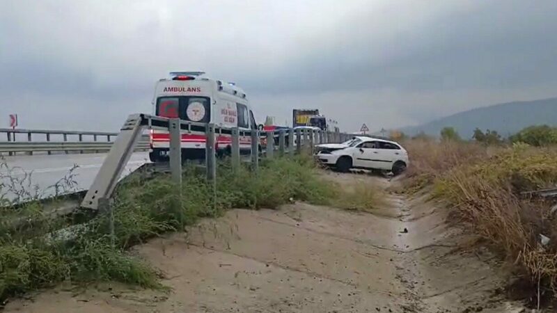 Bursa’da otomobil su kanalına düştü! Yaralılar var Bursa'nın İznik ilçesinde su kanalına düşen otomobildeki 4 kişi yaralandı.