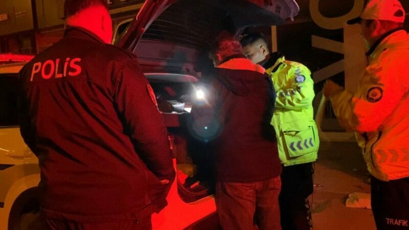 Bursa’da polisin alkollü sürücüyle imtihanı Bursa’nın İnegöl ilçesinde polis ekipleri tarafından yapılan kontrolde, durdurulan otomobilin