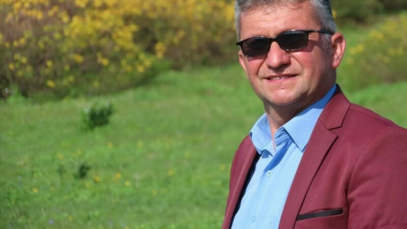Bursa’da sahnede kalp krizi geçiren sanatçıdan kötü haber Bursa’nın Gemlik ilçesinde sahnede şarkı söylediği sırada kalp krizi geçiren
