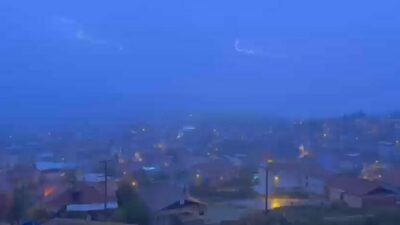 Bursa’da şimşekler geceyi aydınlattı