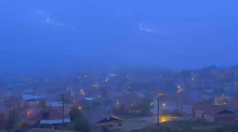 Bursa’da şimşekler geceyi aydınlattı Bursa’da şimşekler geceyi aydınlattı