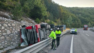 Bursa’da tır devrildi: 2 kişi ağır yaralandı