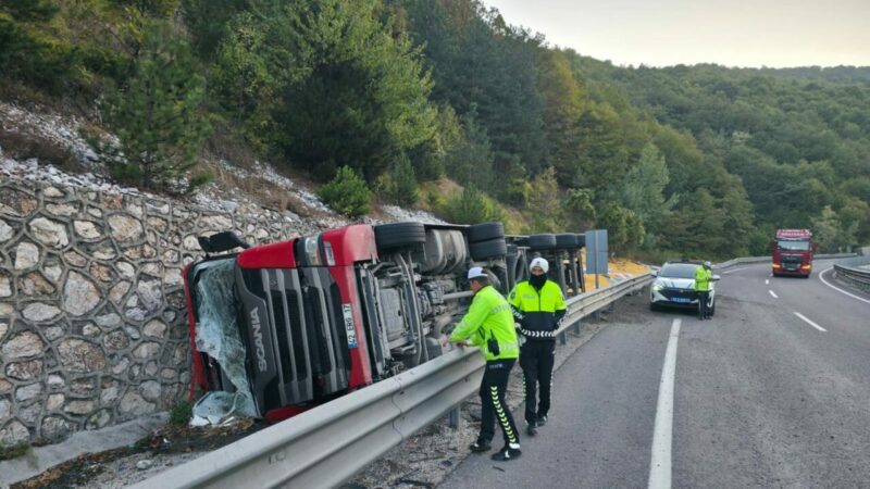 Bursa’da TIR devrildi Bursa’nın İnegöl ilçesinde hayvan yemi yüklü TIR'ın devrilmesi sonucu 2
