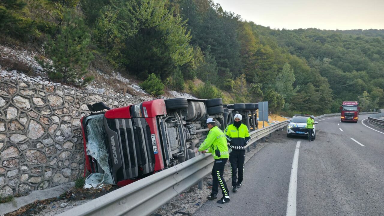 Bursa’da TIR devrildi