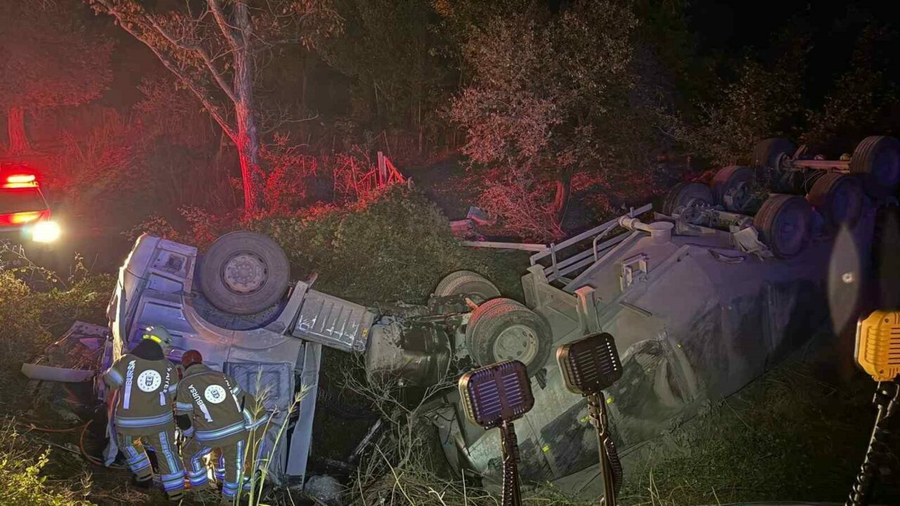 Bursa’da tır şarampole yuvarlandı Bursa’da tır şarampole yuvarlandı