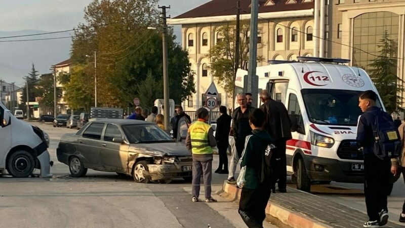 Bursa’da trafik kazası: 1 yaralı Bursa’nın İnegöl ilçesinde meydana gelen kazada servis minibüsüyle çarpışan otomobilin
