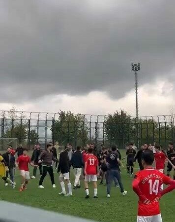 Bursa’daki maçta yumruklar konuştu Bursa’da oynanan Milletspor U16-Hacivatspor U16 karşılaşmasında futbolcular ve teknik heyetler