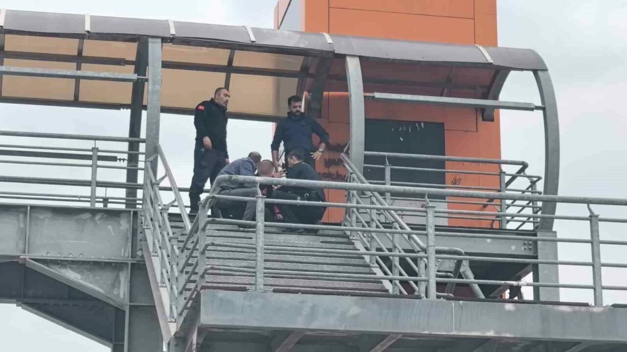 Bursa’da üst geçitte intihar girişimi! Yürekler ağza geldi… Bursa’da üst geçitte intihar girişimi! Yürekler ağza geldi…