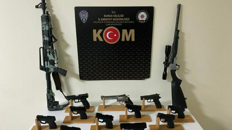 Bursa’da yasa dışı silah ticareti iddiasıyla 1 kişi tutuklandı Bursa'nın Gemlik ilçesinde yasa dışı silah ticareti yaptıkları iddiasıyla gözaltına