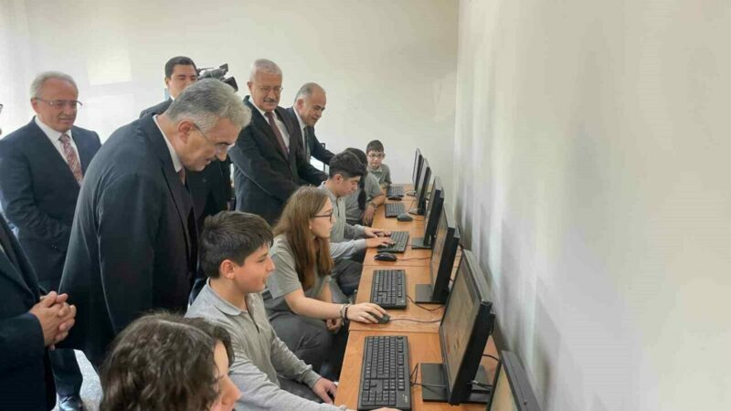 Bursa’da yüzleri gülümseten proje! Vali, Başsavcı, Kaymakam… Herkes o okula gitti Bursa Cumhuriyet Başsavcılığı tarafından adliye envanterinde bulunan 15 bilgisayar ile
