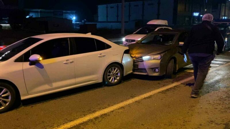 Bursa’da zincirleme kaza : Çok sayıda yaralı var… Bursa’nın İnegöl ilçesinde meydana gelen zincirleme kazada 3 araç çarpıştı;