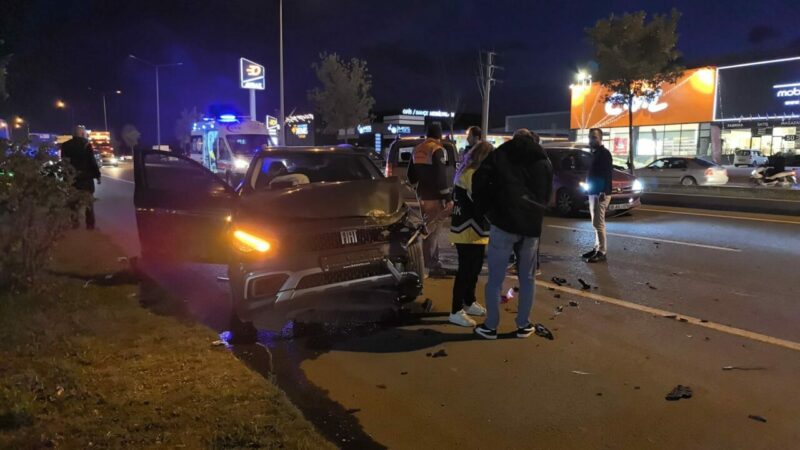 Bursa'nın İnegöl ilçesinde hafif ticari araç ile 2 otomobilin karıştığı