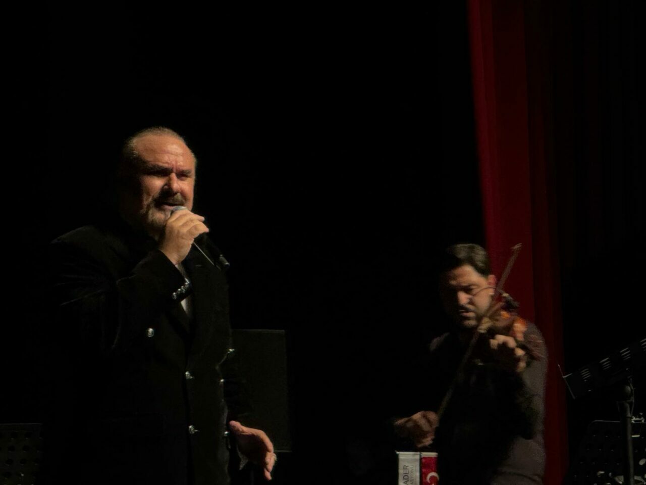 Bursa’daki “Cumhuriyet Konseri”nde sahne opera sanatçısı Hakan Aysev’in