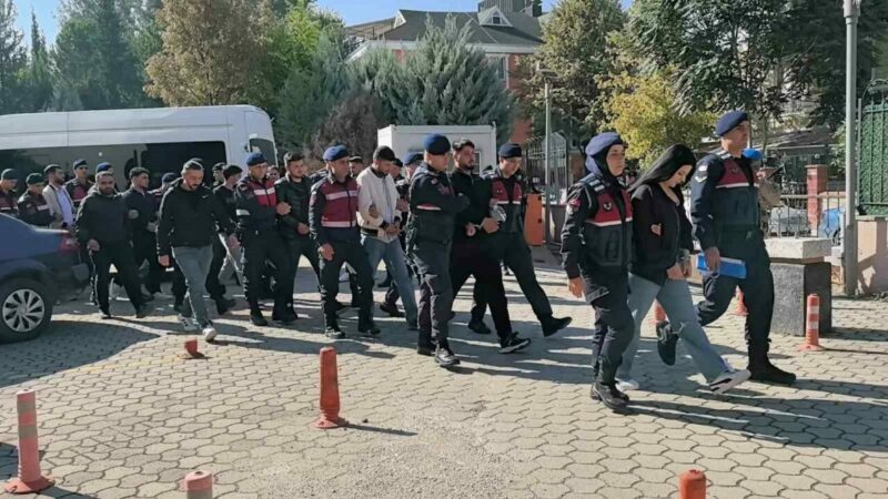 Bursa’daki silahlı çatışmaya 2 tutuklama Bursa’nın İnegöl ilçesinde çıkan silahlı çatışmada Ahmet Kılıçaslan(25)’in ölümüne, 2