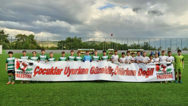 Bursalı futbolcu gençlerden dünyaya mesaj İsrail’in yaptığı katliamlara başta Türkiye olmak üzere bir çok dünya