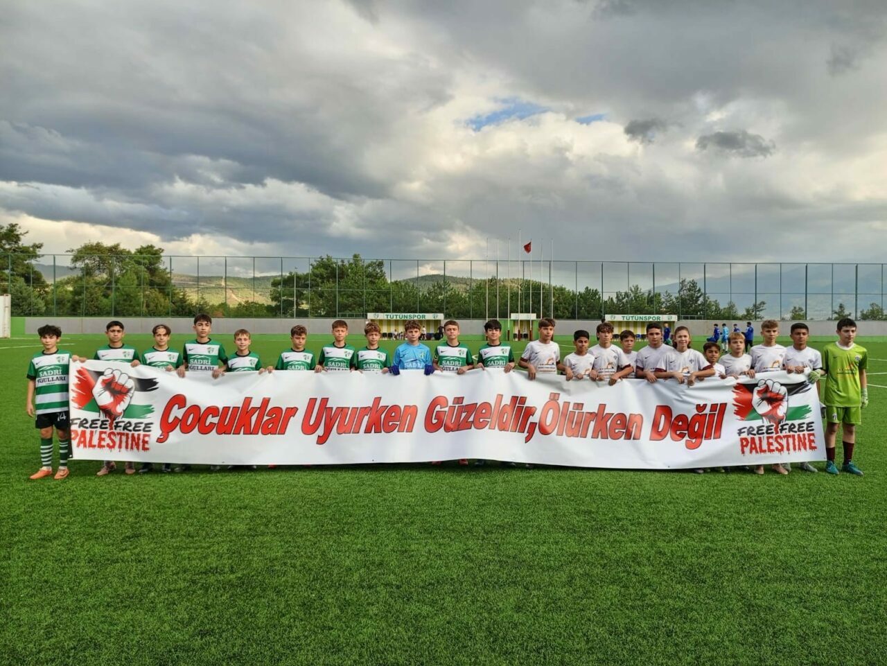 Bursalı futbolcu gençlerden dünyaya mesaj Bursalı futbolcu gençlerden dünyaya mesaj