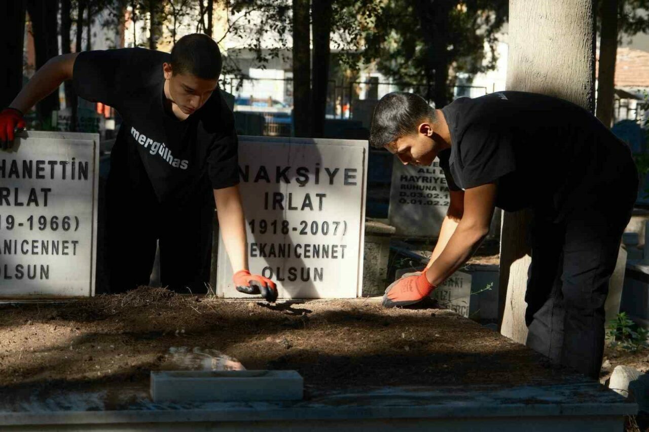 Bursa’nın mezarlık fenomenleri: Onbinler onları izliyor…