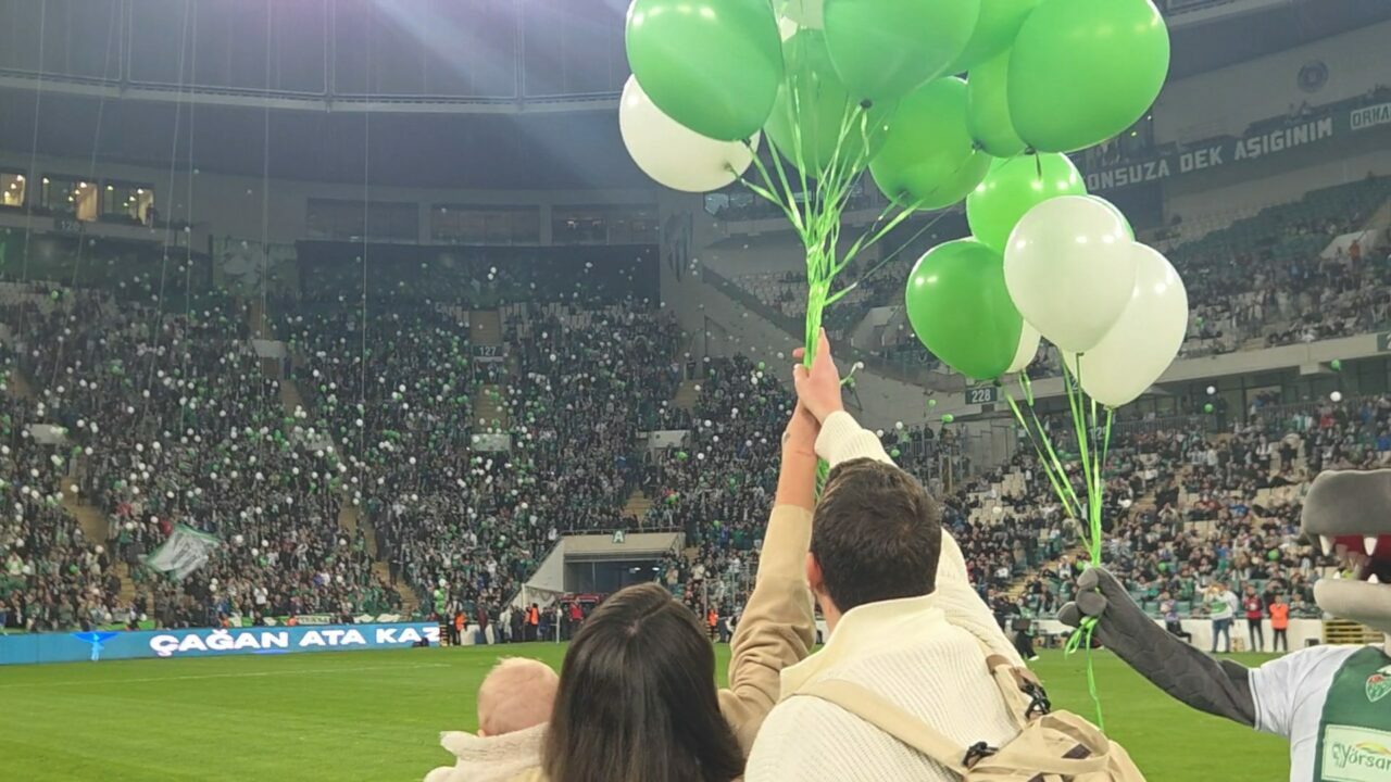 Bursaspor stadında tarihi an! Binlerce balon Çağan Ata için uçtu… Bursaspor stadında tarihi an! Binlerce balon Çağan Ata için uçtu…