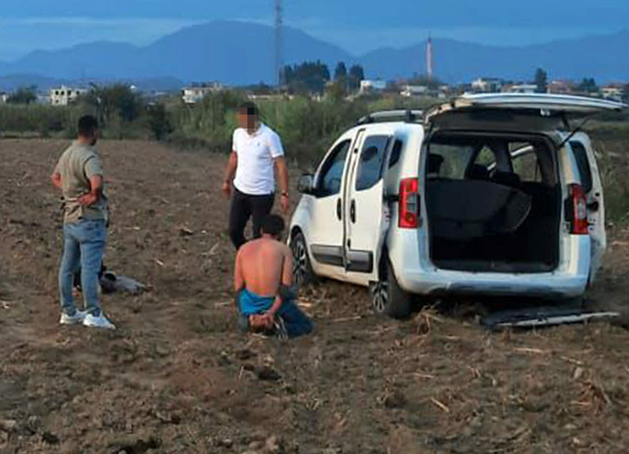 Cezaevi firarileri kaçarken araçlarıyla girdikleri tarlada yakalandı Cezaevi firarileri kaçarken araçlarıyla girdikleri tarlada yakalandı