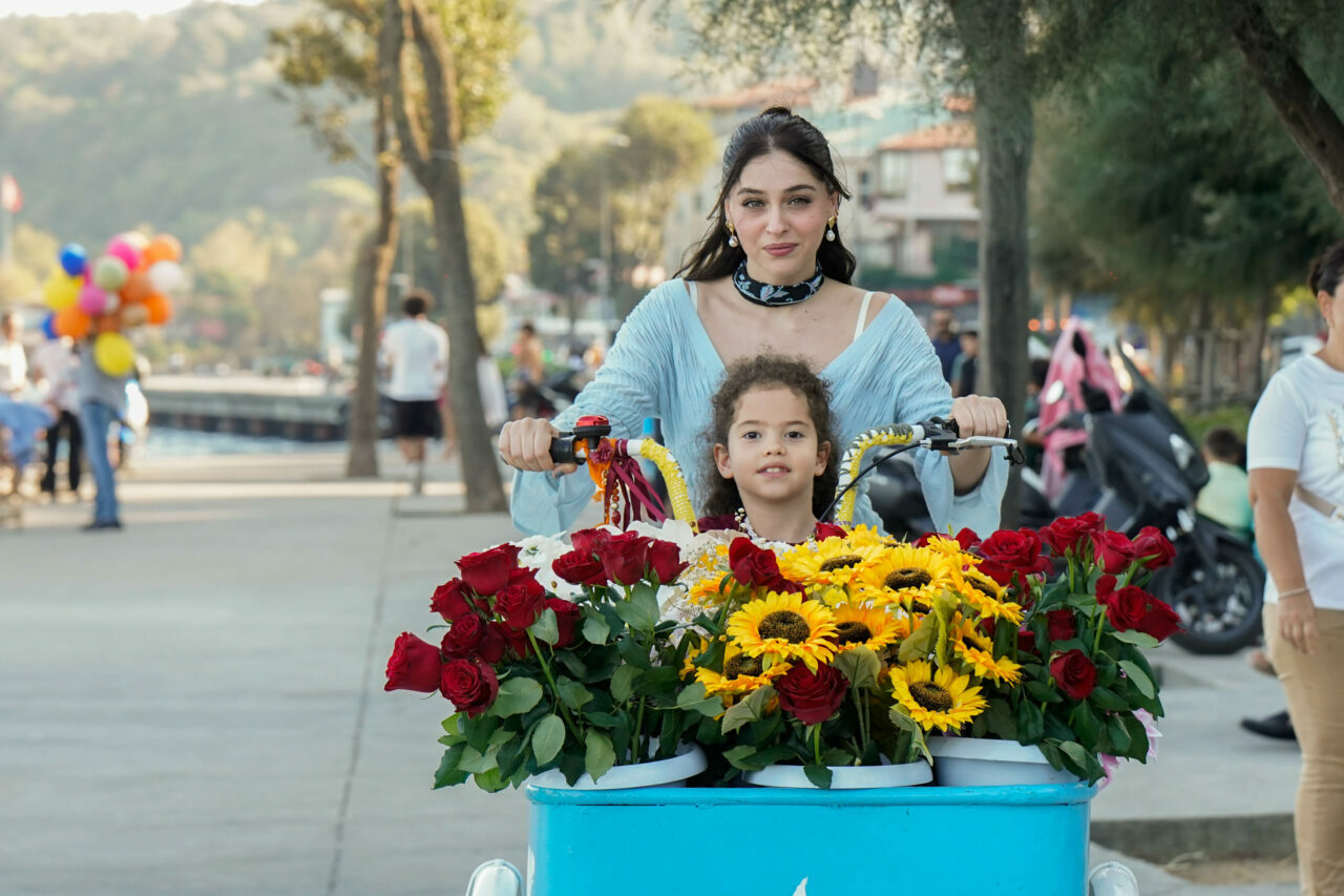 Çiçekçi kız Zeynep kalpleri fethetti Çiçekçi kız Zeynep kalpleri fethetti