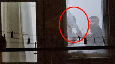 Arkadaşını kılıçla rehin aldı