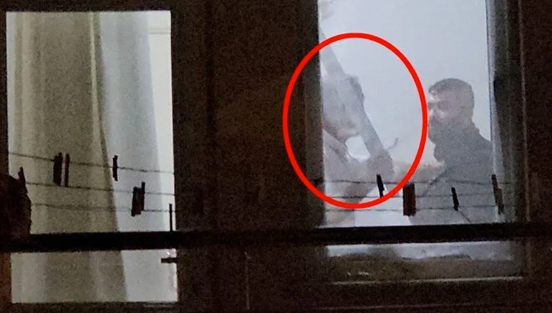 Arkadaşını kılıçla rehin aldı Arkadaşını kılıçla rehin aldı