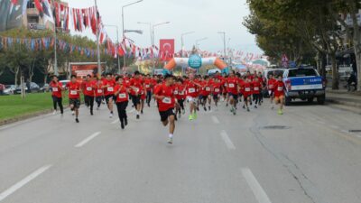 Bursa’da yüzlerce öğrenci Cumhuriyet için koştu