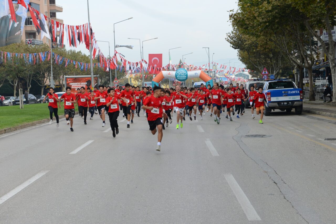 Bursa’da yüzlerce öğrenci Cumhuriyet için koştu