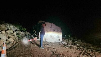 Düşen dev kaya karayolunu ulaşıma kapattı