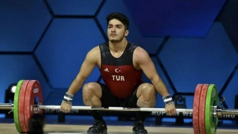 Furkan Özbek, rekor kırarak dünya şampiyonu oldu Milli sporcu Muhammed Furkan Özbek, Norveç'te düzenlenen Dünya Halter Şampiyonası'nda