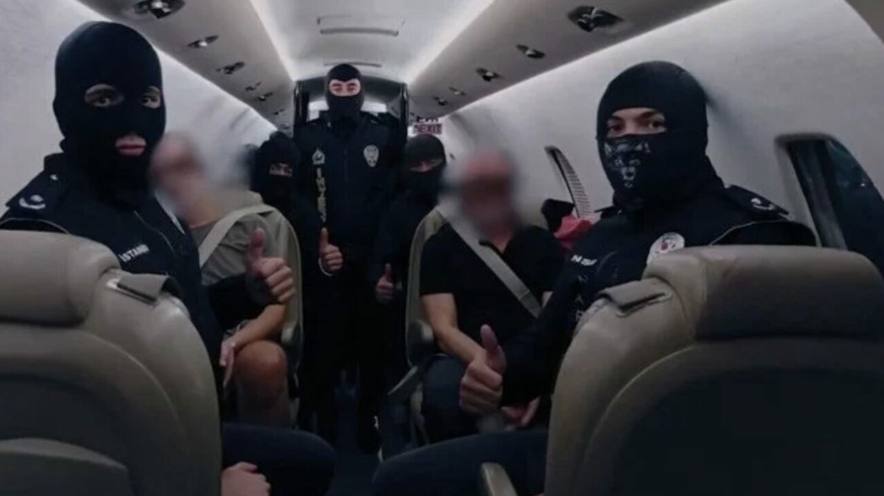 Kırmızı bültenle arananan iki kişi Türkiye’ye getirildi