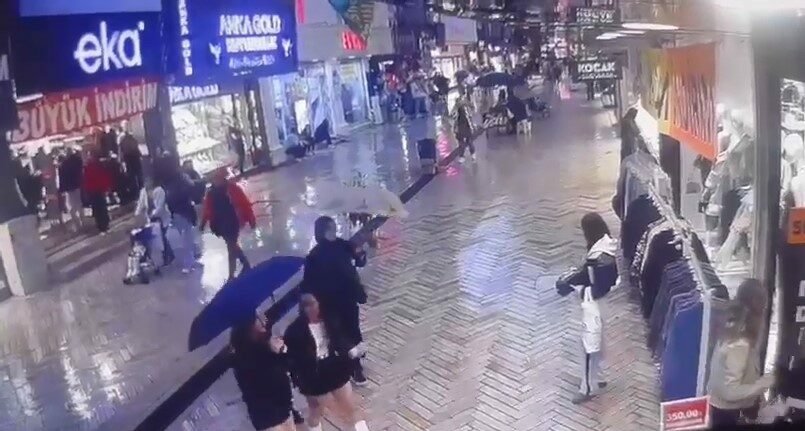 Etek giyen üniversite öğrencisine saldırı! Gözaltına alındı Etek giyen üniversite öğrencisine saldırı! Gözaltına alındı