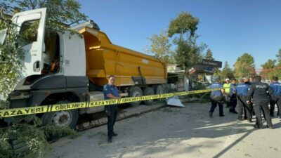 Freni arızalanan kamyon dehşet saçtı