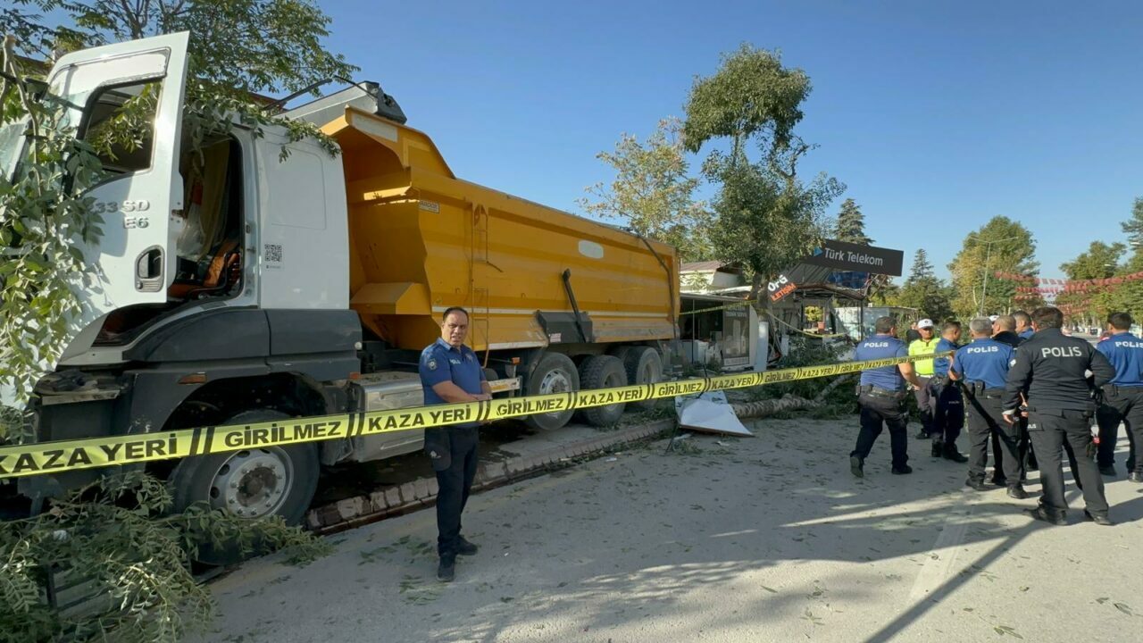 Freni arızalanan kamyon dehşet saçtı