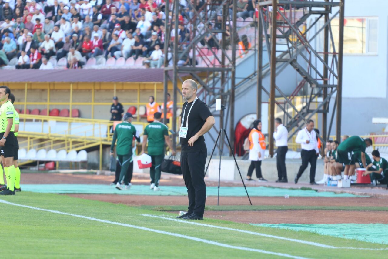 Bursaspor’un eski hocası 1.Lig kulübünden ayrıldı Bursaspor’un eski hocası 1.Lig kulübünden ayrıldı