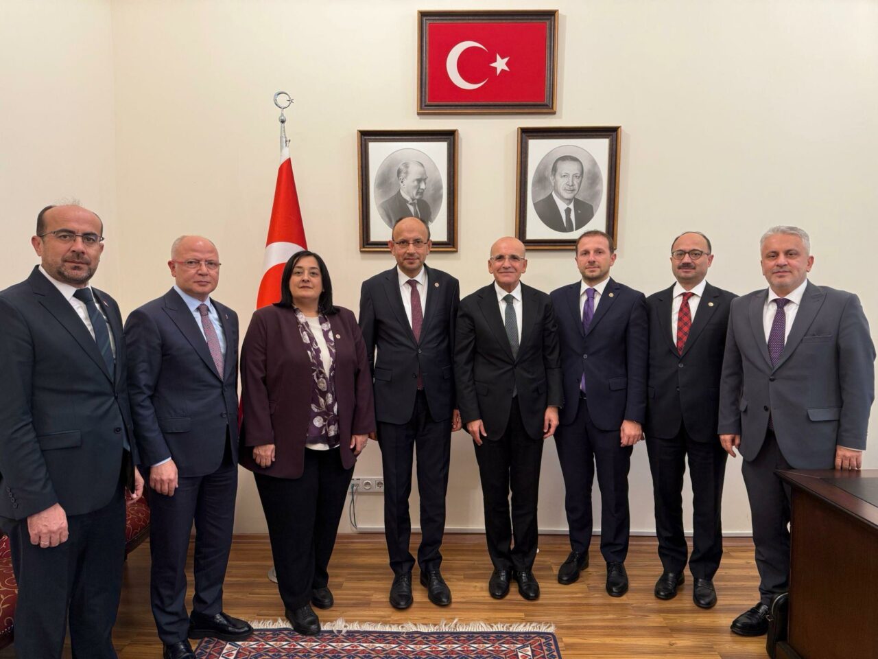 Bursa’daki istekleri Hazine ve Maliye Bakanı Mehmet Şimşek’e aktardılar Bursa’daki istekleri Hazine ve Maliye Bakanı Mehmet Şimşek’e aktardılar