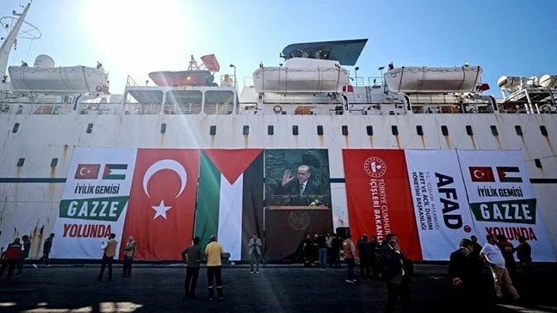 İyilik Gemisi Gazze’ye gidiyor 17'inci İyilik Gemisi Mersin'den Gazze'ye uğurlanıyor. İçişleri Bakanı Ali Yerlikaya,