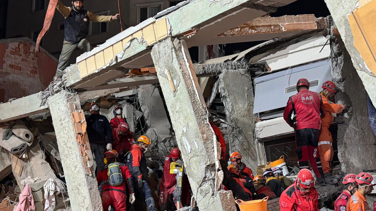 Enkazdan acı haber! Anne ve babanın da cansız bedenlerine ulaşıldı